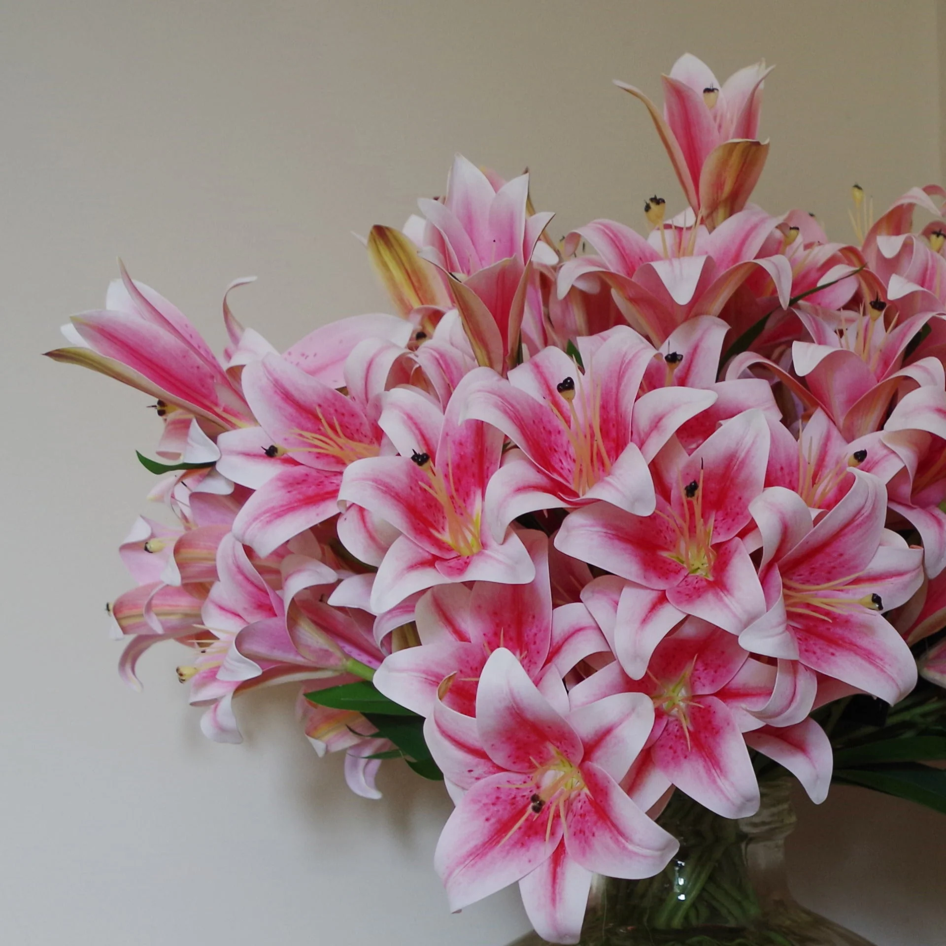 12 x 60cm Artificial Lily Stem Pink (144 Flowers) - Image 3