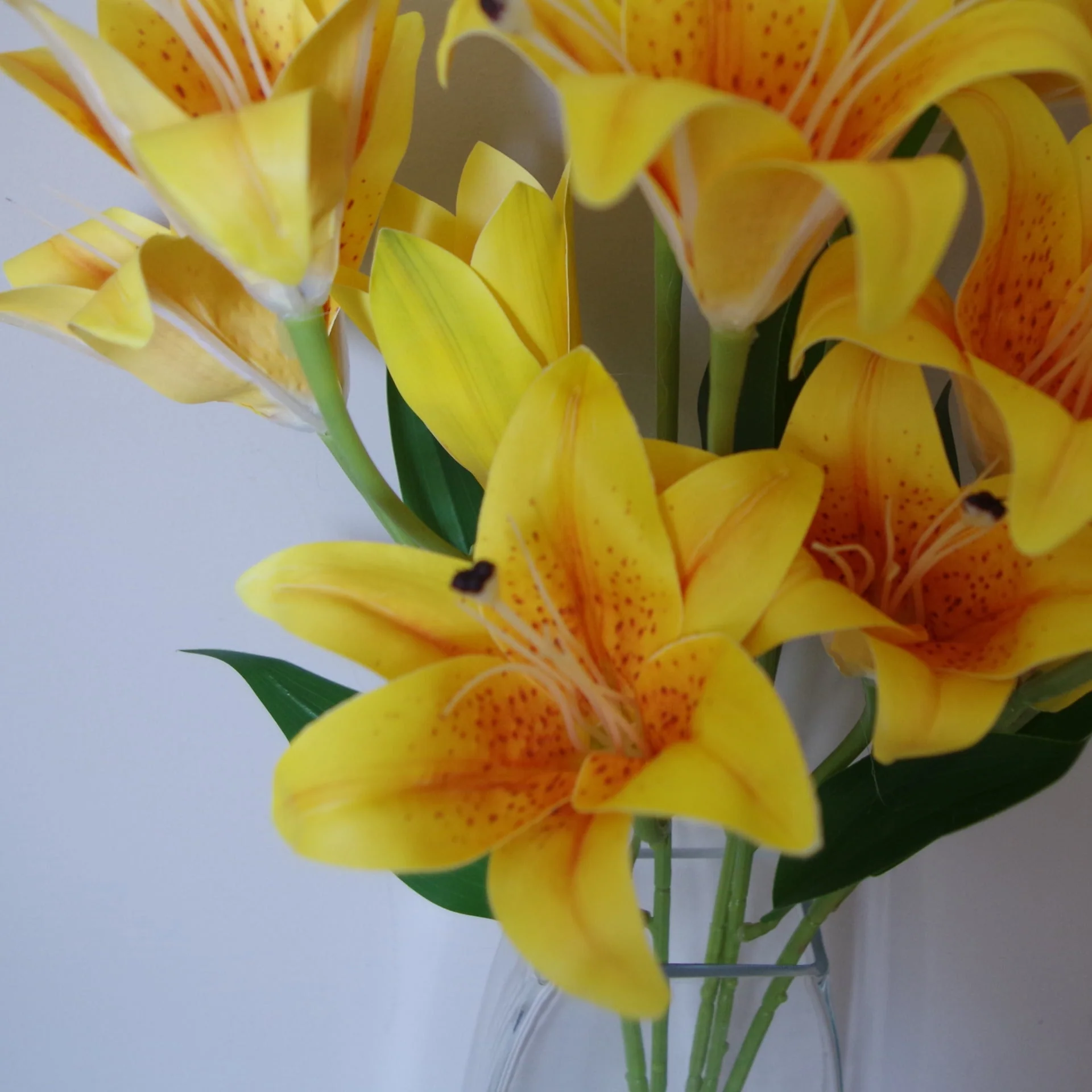 12 x 60cm Artificial Lily Stem Yellow (144 Flowers) - Image 3