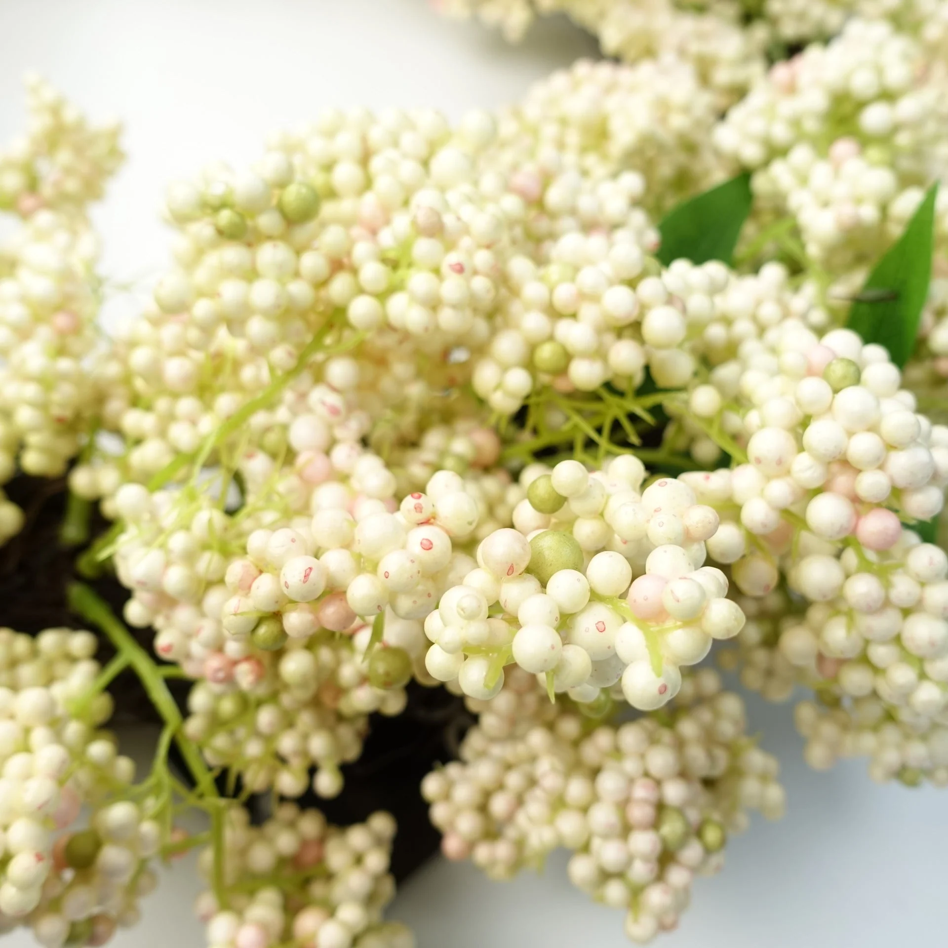 55cm Artificial Hanging White Berry Wreath - Image 2